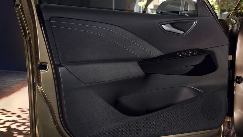Der Hersteller benutzt weichere Materialien an der Oberseite von Türen und Armaturentafel. (Bild: Volkswagen)