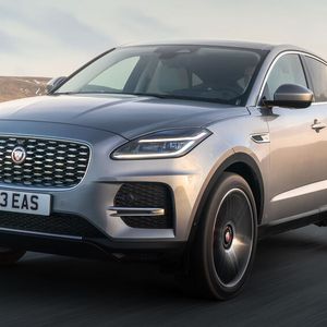 Jaguar bietet die Sonderfarbe „Eiger Grey“ für rund 7.500 Euro an.(Bild:  Jaguar)