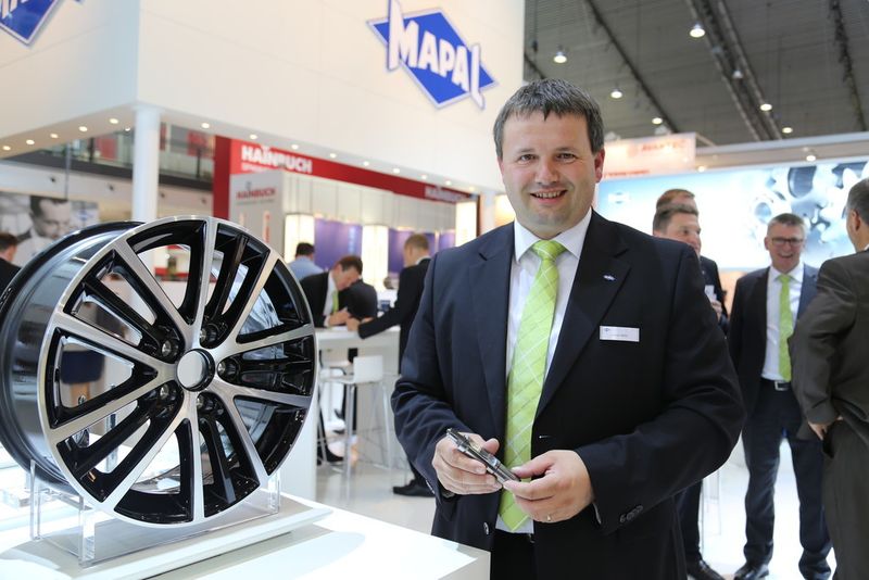Mapal auf der AMB 2014: Andreas Mollet (Leiter Mapal Schweiz) ist u.a. weltweit verantwortlich für die Werkzeugkonzepte für Aluminiumfelgen. (Bild: Böhm)