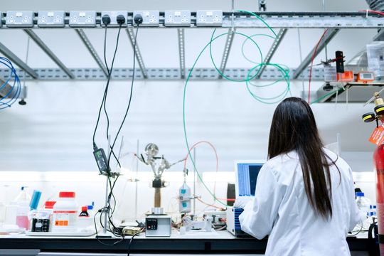Einige Chemiestudiengänge erhalten in diesem Jahr vom Fonds der Chemischen Industrie insgesamt rund 300.000 Euro Fördergelder (Symbolbild). Einige Chemiestudiengänge erhalten in diesem Jahr vom Fonds der Chemischen Industrie insgesamt rund 300.000 Euro Fördergelder (Symbolbild).