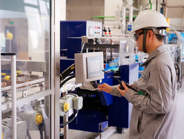 Mit der Inbetriebnahme einer neuen Produktionslinie für Siliconelastomere in Zhangjiagang, China, baut Wacker seine globalen Produktionskapazitäten für Festsiliconkautschuk aus.  (Wacker)