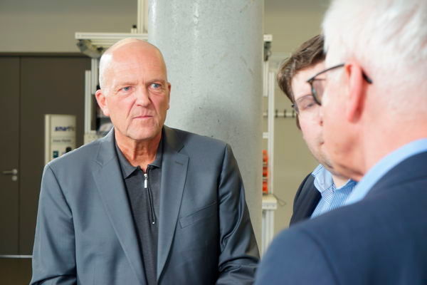 Prof. Syska diskutierte mit Prof. Zühlke in Kaiserslautern über das Thema Industrie 4.0. (Benedikt Wagner)