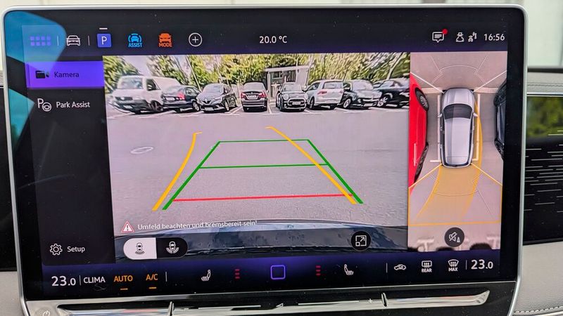 Gleichzeitig enttäuscht die geringe Auflösung der Rückfahrkamera, die sich in pixeliger Darstellung etwas entfernterer Fahrzeuge äußert. Das sieht nicht mehr zeitgemäß aus. (Bild: Rosenow – VCG)