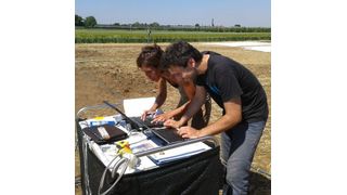 Dr. Cinzia Panigada von der Universität Mailand Bicocca (l.) und Kollegen führen Messungen durch und vergleichen am Computer die ermittelten Mess- und Referenzwerte. (Bild: Dr. Thorsten Kraska/Campus Klein-Altendorf/Uni Bonn)