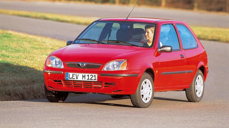 Im März 1996 erschien der 121 in dritter Generation. Diese war wieder eine gemeinsame Entwicklung mit Ford. Der Mazda teilte sich mit dem Fiesta ’96 die technische Basis sowie das Außendesign. Beide Modelle konnte man nur durch das Markenlogo und leicht veränderte Front- und Heckschürzen unterscheiden.  (Bild: Mazda)