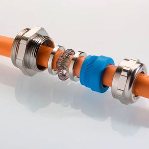 Bei der UNI EMV Dicht wird beim Anziehen der Druckschraube der Iris-Federring über zwei Konen sicher an den Kabelschirm angedrückt. Auch hier bleibt das Schirmgeflecht intakt. (Bild:  Pflitsch)