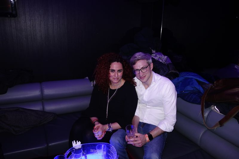 Besa, IT-BUSINESS, und Joachim Fischer, NEC, beobachten die Tanzfläche. (Bild: IT-BUSINESS)