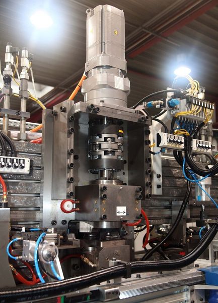 Auf zwei Stationen mit servoelektrischen Drehbiegern wird jeweils eine 180°-Biegung mit nur einer Bewegung hergestellt. (Bild: Schmale Maschinenbau)