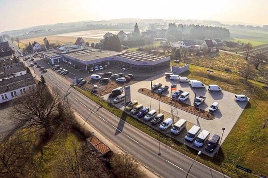 Die große Nutzfahrzeugausstellung im Stammhaus in Bad Salzuflen kommt bei den Gewerbekunden sehr gut an.(Bild:  Autohaus Weege)