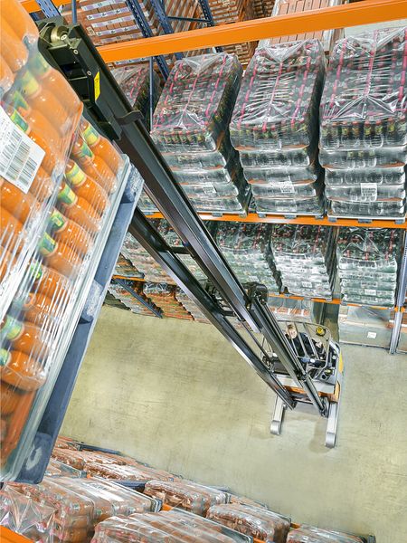 Die aktive Laststabilisierung des FM-X wirkt den in hohen Hubhöhen auftretenden Schwingungen im Hubgerüst durch gezielte Schubimpulse entgegen. (Bild: Still)