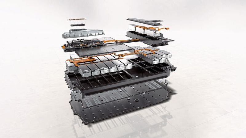 Mit einem mittelgroßen Antriebsakku lassen sich laut Porsche Gewicht und Fahrdynamik am besten miteinander vereinbaren. (Bild: Porsche)