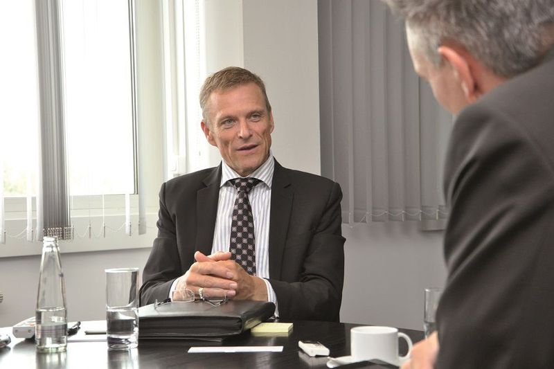 Über Visionen und Strategien diskutieren Peter van Binsberghen, Vertriebschef von BMW Deutschland, ... (Wehner / »kfz-betrieb«)