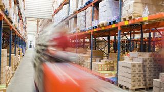 Lagerung verursacht hohe Bestandskosten, verringert jedoch die Lieferzeiten. Eine Automatisierung des Bestellprozesses hilft, die richtige Balance zu finden. (© Chlorophylle - Fotolia.com)