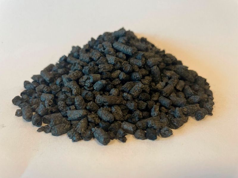Biokoks-Pelltes wie diese sollen aus dem in der Anlage gewonnenen Biokohlenstoff hergestellt werden. (Bild: Outokumpu)