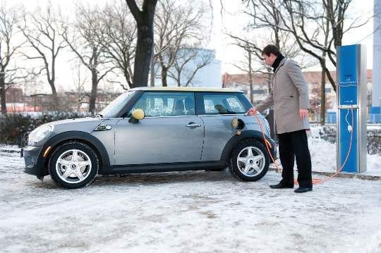 Die deutschen Hersteller planen für ihr Elektro-Engagement gerade mehrere Großversuche. In Berlin sollen noch in diesem Jahr 50 Mini E von Autofahrern getestet werden. Die Ladestationen dafür baut Vattenfall. (Archiv: Vogel Business Media)