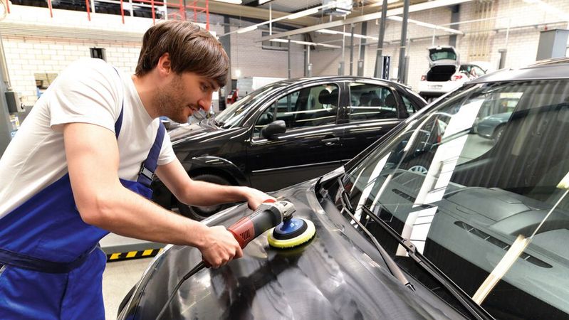 Je schneller ein Gebrauchtwagen aufbereitet ist, desto schneller kann er verkauft werden. Mit der passenden Software behält das Autohaus immer Überblick über den Status quo.(Bild:  © industrieblick - stock.adobe.com)