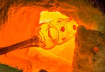 Könnten Schmelzöfen der deutschen Glasindustrie könnten bald kalt sein? Denn die besonders energieaufwendige Glasherstellung leidet unter der Kostenexplosion für Strom und Gas sehr stark, heißt es. Jetzt droht aber noch ein anderes Übel! Lesen Sie mehr darüber.(Bild:  Glashütte)