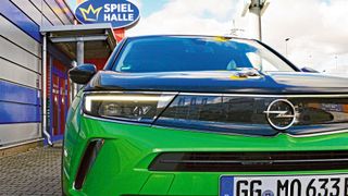 Dem Mokka B steht Grün hervorragend. (Bild: Rehberg / »kfz-betrieb«)
