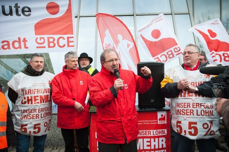 Bilder der ersten Verhandlungsrunde in Darmstadt: Verhandlungsführer und gHV-Mitglied Peter Hausmann spricht vor dem Hotel mit den anwesenden IG-BCE-Mitgliedern. (Bild: Andreas Reeg/IG BCE)