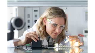 Lea Oberhänsli está investigando un material de nuevo desarrollo de la Empa para apósitos «inteligentes». Diversas pruebas realizadas en el laboratorio han demostrado que la liberación de principios activos controlada por luz a partir de este material funciona. (Imagen:Empa)