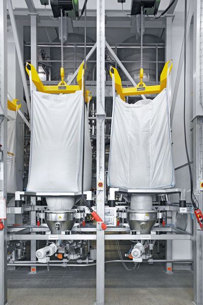 Die Auflagewanne mit dem darunter befindlichem Big-Bag-Anschlußsystem sorgen für eine sichere und staubfreie Austragung aus dem Big Bag. (Bild: Azo)