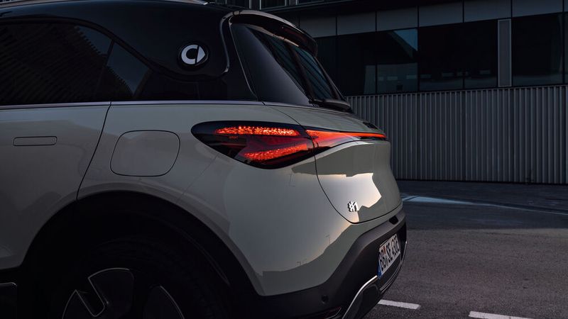 Auffällig sind die LED-Leuchteinheiten vorne und hinten mit jeweils über die gesamte Fahrzeugbreite durchgehenden Lichtbändern. (Bild: Smart)