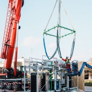 Per Schwertransport und Kran werden die „Stacks“ gut verpackt an die Baustelle des Elektrolyseurs geliefert.(Bild:  BASF)