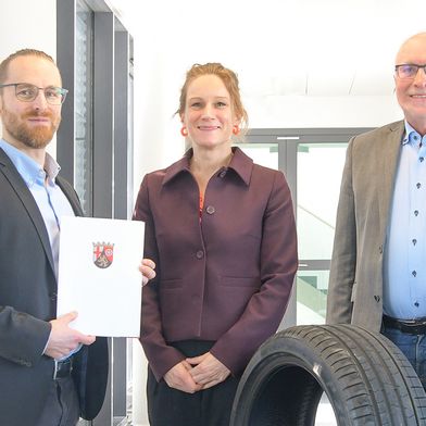 Bescheidübergabe Projekt Sumera: Katharina Heil, Ministerialdirektorin im Ministerium für Wissenschaft und Gesundheit Rheinland-Pfalz, überreichte den Förderbescheid am Fraunhofer ITWM an Dr.-Ing. Stefan Thielen (links) und Dr. Klaus Dreßler (rechts). (Bild: Fraunhofer ITWM)