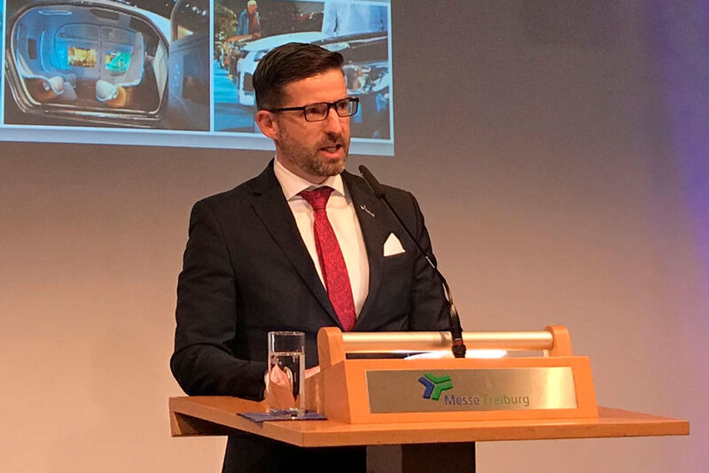 Tobias Gutgsell, BMW/Mini-Händler und Sprecher der Interessengemeinschaft der Freiburger Autohändler, begrüßte am Donnerstagabend rund 700 geladene Gäste.    (Michel / »kfz-betrieb«)