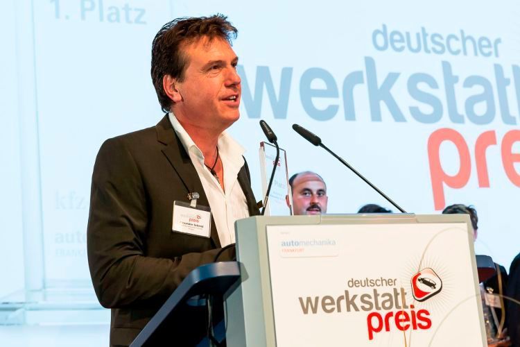 Strahlender Sieger: Alexander Schmid bedankte sich bei seinen Mitarbeitern.  (Copyright: Stefan Bausewein)