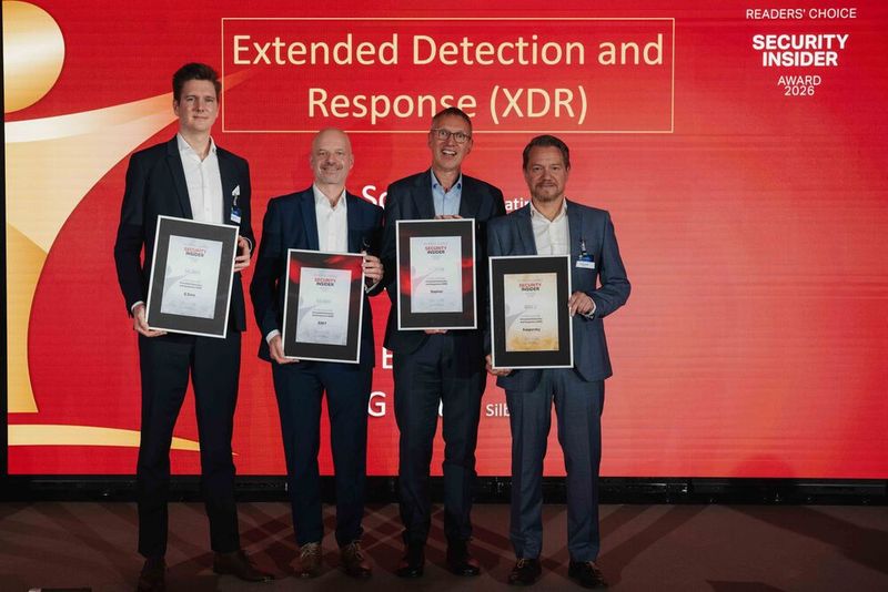 In der ersten Kategorie „Extended Detection and Response (XDR)“ freuen sich gleich vier Gewinner über Preise. Silber gewinnen G Data, vertreten durch Manuel Fest (links), und ESET, mit Peter Neumeier (zweiter von links), Gold gewinnt Kaspersky mit Roland Haberl (rechts) und über den Award in Platin freut sich für Sophos Christian Theilen (zweiter von rechts). (Bild: Manuel Emme Fotografie)