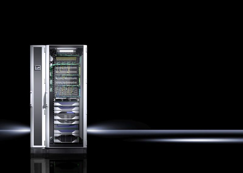In der Praxis zeigt sich, dass immer mehr Unternehmen in ihren IT-Schränken eine Mischbestückung vornehmen, also Server- und Netzwerkkomponenten in einem Rack verbauen. (Bild: Rittal)
