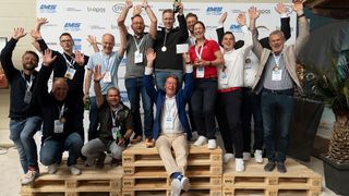 Das 20-jährige Jubiläum der Hamburger Logistiktage begingen die Teilnehmer im Beach Club Hamburg. Im Bild die Siegertypen der „Team-Olympiade“, deren Erlös aus dem Antrittsgeld dem Kinderhospiz Sternenbrücke zugute kam. (Bild: HLT)