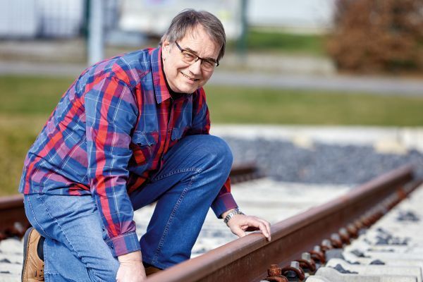 Bild 1:  Rudolf Mühlenbein und sein Team haben dank jahrelanger Erfahrung ein feines Gespür rund um die sicherheitsrelevante und berührungslose Sensorik für Bahnfahrzeuge entwickelt. (Phoenix Contact)
