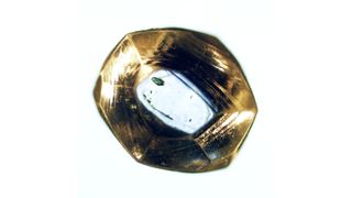 Diamantkristall (knapp 5 mm groß) von Namaqualand, Republik Südafrika. Im Zentrum sieht man mehrere Mineraleinschlüsse, darunter einen grünen Chrom-Diopsid. (Bild: Lutz Nasdala)