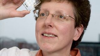 Prof. Dr. Andrea Robitzki mit einem Biochip. ((c) Universität Leipzig/Franziska Frenzel)