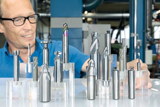 Eine Auswahl an Sonderwerkzeugen, die seitens der TBS AG für unterschiedlichste Anwendungen und Werkstoffe hergestellt wurden. Alle Werkzeugdaten sind in der Kennnummer des Werkzeuges hinterlegt.(Bild:  Thomas Entzeroth)