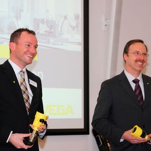 Two persons, who have a reason to shine — and are extremely proud of their “new one”: the product managers of Radar/Ultrasound, Clemens Hengstler (left) and Jürgen Skowaisa start with their product presentation, in which they are not sparing with their demonstrative live demos.  It could hardly be more entertaining ...