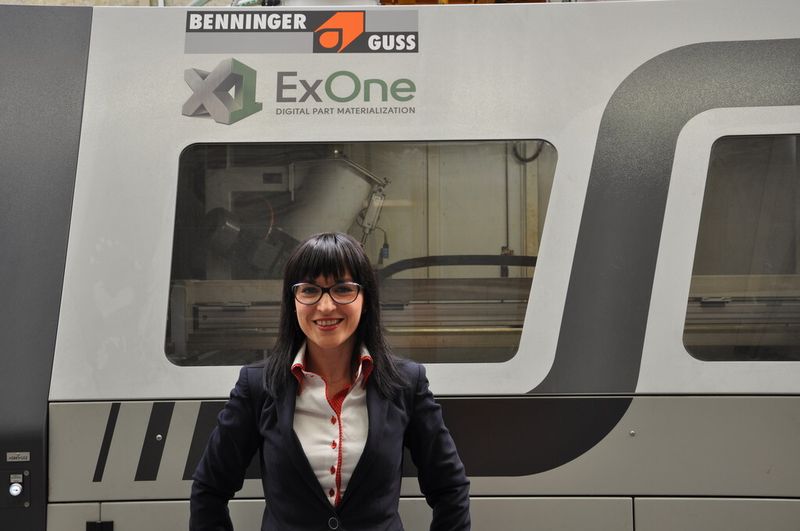 Dr. Andreia Sommerfeld, Betriebsleiterin der Benninger Guss AG, in der neu eingerichteten Halle für das Reverse Engineering: „Dank der additiven Fertigungstechnologie befinden wir uns in der Lage, Sandformen für Einzelteile wirtschaftlich herzustellen“. (Bild: Benninger)