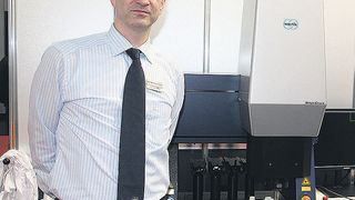 Klaus Müller, Bereich Anwendungstechnik bei Werth, erläutert das Konzept der universellen Wechselschnittstelle. (Bild: Schnell)