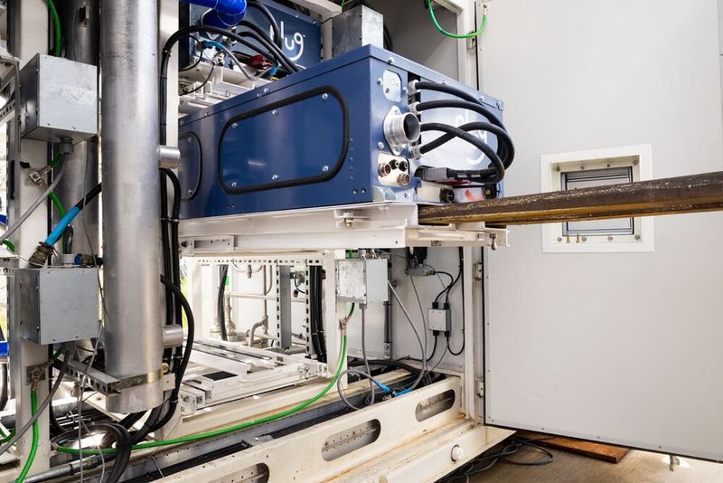 Jede 125‑Kilowatt‑PEM‑Brennstoffzelle wird in ein Rack im Inneren der Schiffscontainer eingeschoben. Bei voller Leistung liefert das Brennstoffzellensystem drei Megawatt elektrische Leistung für das Rechenzentrum und zusätzlich genügend Strom, um die Kühlradiatoren und weitere Systeme zu betreiben. (Bild: John Brecher/Microsoft)