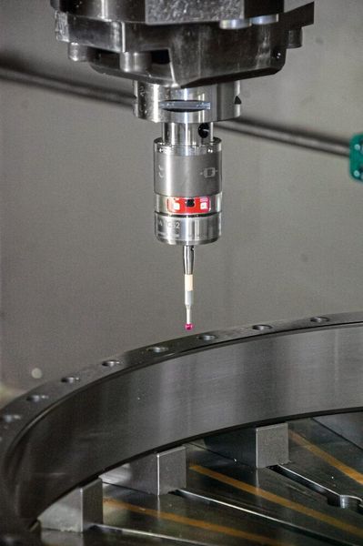 In der Vertikaldrehmaschine wird der langzeitstabile Blum-Messtaster TC52 über das Werkzeugmagazin in die Spindel eingewechselt. (Myonic)