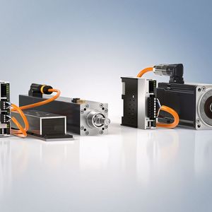 Die kompakte Antriebstechnik ELM72xx eignet sich neben den rotatorischen Servomotoren AM8100 (rechts) nun mit den Elektrozylindern AA3100 und den Linearmotoren AL8100 (links) auch für translatorische Bewegungen.(Bild:  Beckhoff)