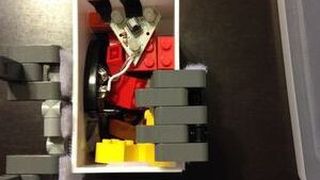 Eine Lego-Vorrichtung erlaubt es, eine kugelförmige Vergrößerungslinse an die Smartphone-Kamera zu montieren. Dadurch ist es möglich, mikroskopische Aufnahmen des Blutes zu erstellen. (YC-Hack)