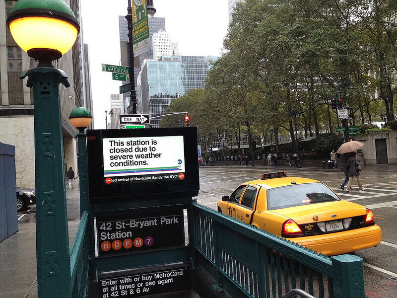 Elektronische Displays an den U-Bahn-Eingängen informieren über den aktuellen Status des New Yorker Transportsystems. Es wurde durch Sandy massiv getroffen. (Foto: MTA)
