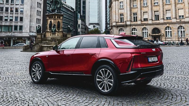 Die langgezogene Karosserie verleiht dem US-Modell trotz seiner massigen Präsenz eine schlanke Sportlichkeit. (Bild: simonrainer.com)