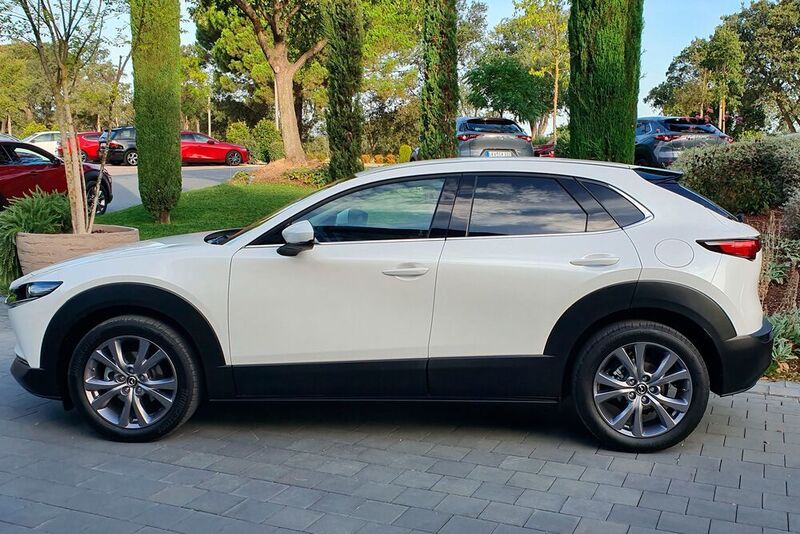 Mit einer Länge von knapp 4,4 Metern ist der CX-30 auch stadttauglich. (Mauritz/»kfz-betrieb«)