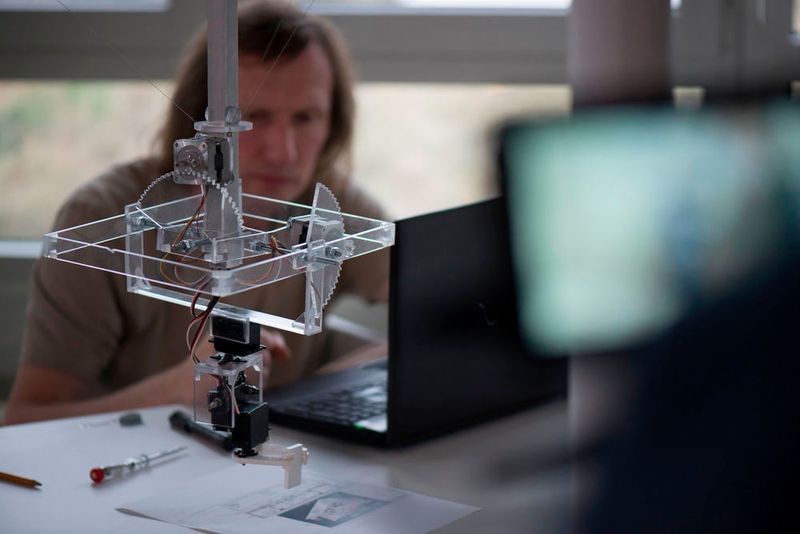 Auf der SPS IPC Drives 2017 zeigt RS Components Exponate zu Robotik und zum IoT. Im Fokus steht der Winchbot 2.0, den ein findiger Konstrukteur allein aus Zulieferungen von RS zum Leben erweckt hat. Der Roboter ist in Form eines aufgehängten gleichseitigen Dreiecksrahmens ausgeführt, der an jedem der Scheitel drei motorgesteuerte Winden verwendet, um Kabel zu verkürzen oder zu verlängern, die wiederum einen Schieber auf einem zentralen, schwenkbaren Vierkantstab bewegen. Diese Motor-/Kabelkombination bewegt das Greifermodul. Außer dem Winchbot stellt RS das Softwaretool DesignSpark Safety vor. Es erleichtert die CE-Zertifizierung.  RS Components auf der SPS IPC Drives 2017: Halle 1, Stand 624 (Bild: RS Components)