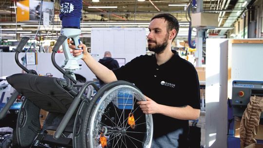 Selbst 40 Kilogramm schwere Rollstühle bewegen Mitarbeitende dank „JumboFlex Generation 2“ mühelos.(Bild:  J. Schmalz)