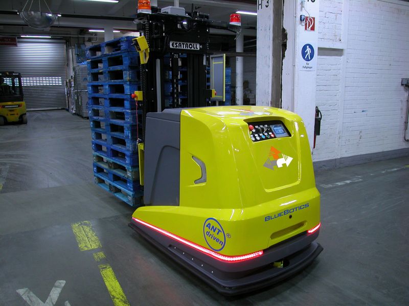 Le robot de manutention de palettes Esatroll se dirige grâce au système de navigation ANT. (Image: Bluebotics)